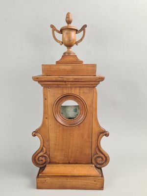 Porte-montre bois fruitier, surmonté sur vase sur piédouche.