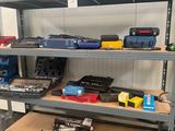 de nombreux outils différents sur les étagères du garage