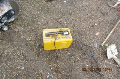 une boîte jaune posée par terre