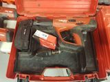 une boîte à outils rouge contenant un marteau et d'autres outils