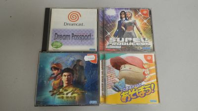quatre DVD posés les uns à côté des autres sur une table blanche