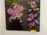 une photo d'une photo d'une fleur accrochée au mur