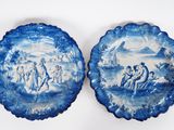 deux assiettes bleues et blanches ornées de motifs sur fond blanc