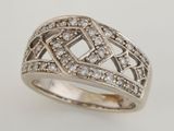 gros plan d'une bague en diamant sur fond blanc