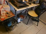 une table avec une grille et une chaise dans la cuisine