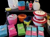 de nombreux plats et récipients de différentes couleurs sur la table