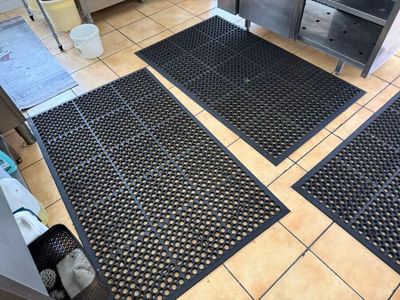 deux tapis posés sur le sol de la cuisine