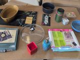 une table sur laquelle se trouvent de nombreux objets et un ordinateur portable
