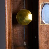 Pendule de parquet, la caisse en chêne mouluré et sculpté de… (photo 3)