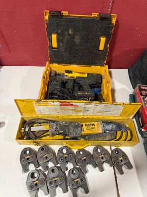 de nombreux outils posés sur une table