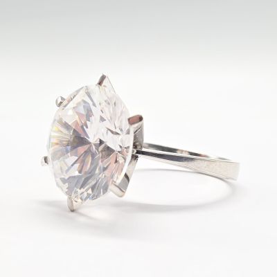 gros plan d'une bague en diamant sur fond blanc