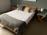 un lit recouvert d'une couverture dans une chambre