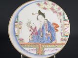 une image représentant une assiette sur laquelle figurent une femme et un oiseau