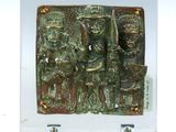 une photo d'une plaque en bronze représentant un groupe de personnes