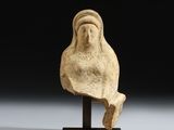 une image représentant la statue d'un homme barbu