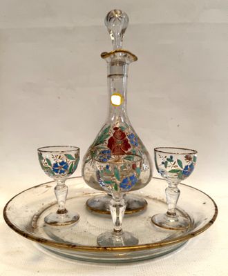 une carafe en verre et deux verres à vin posés sur un plateau