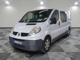 la photo d'une camionnette blanche garée dans un garage