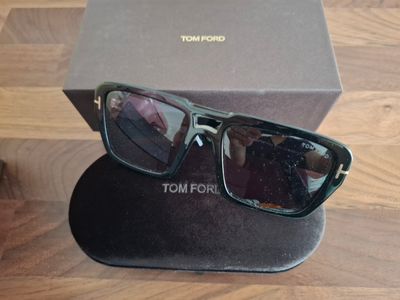une paire de lunettes de soleil posée sur une boîte