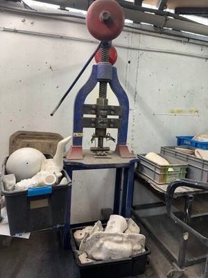 une machine posée sur une table dans une pièce