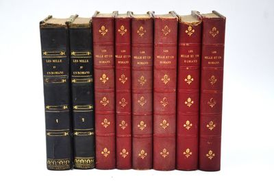 quatre livres sont alignés sur une surface blanche