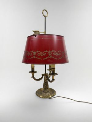 une photo d'une lampe de table surmontée d'un abat-jour rouge