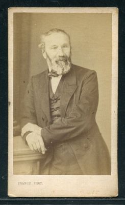 une vieille photo d'un homme barbu en costume et nœud papillon