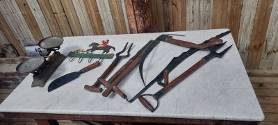 une table sur laquelle sont posés un certain nombre d'outils