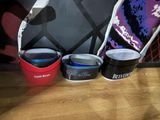trois bols posés sur une table à côté d'un sac