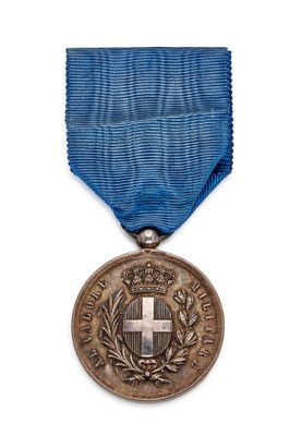une vieille médaille ornée d'une croix, suspendue à un ruban bleu