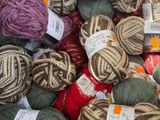 plusieurs pelotes de laine rangées ensemble dans une boîte