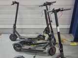 deux scooters garés dans un garage