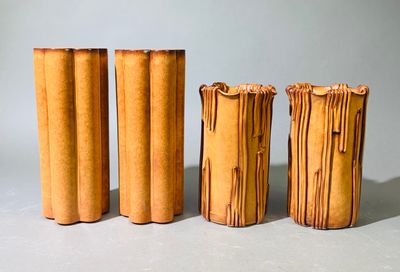 quatre morceaux de bois posés sur une table