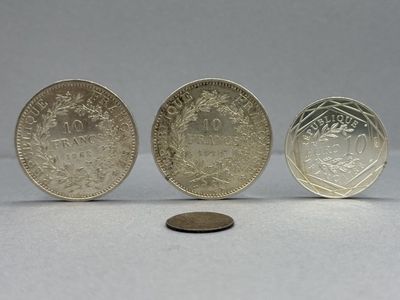 trois pièces différentes posées les unes à côté des autres sur une table