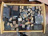 une caisse en bois remplie de vieilles machines à écrire posée sur une table