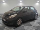une photo d'une Toyota Yaris noire garée sur un sol à damier