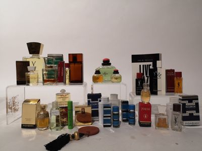 de nombreux types de parfums exposés sur une surface blanche