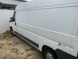 une camionnette blanche garée devant une maison blanche