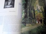 un livre ouvert sur lequel figure l'image d'un homme coiffé d'un chapeau