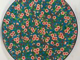 assiette bleue à motifs floraux, avec des fleurs rouges et des feuilles vertes sur fond blanc
