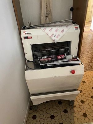 une machine qui se trouve dans le coin d'une pièce