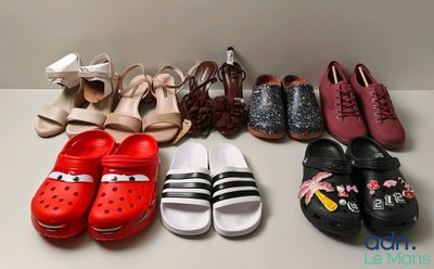 Plusieurs paires de chaussures sont alignées sur une table