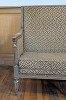Banquette en bois sculpté laqué gris, le dossier renversé, l… (photo 4)