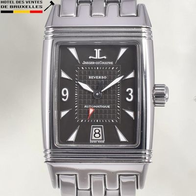 une montre en argent avec un cadran noir et une trotteuse rouge