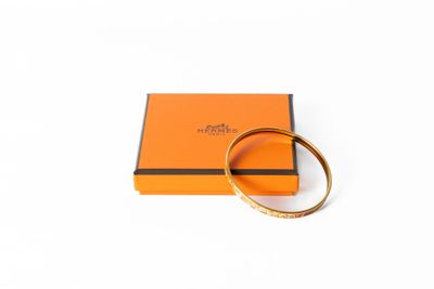une boîte orange surmontée d'un anneau