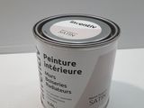 un pot de peinture posé sur une table, sur fond blanc
