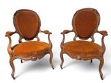 paire de fauteuils en noyer sculpté de style Louis XV, avec coussins rembourrés de couleur orange