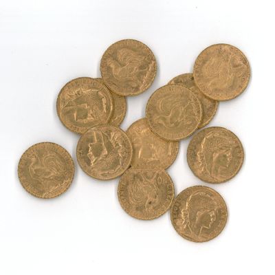 quelques pièces d'or sont éparpillées sur une surface blanche, sur fond blanc