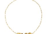 un collier plaqué or orné de fleurs et de feuilles sur une chaîne