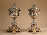 deux vases superposés sur une table