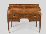 un bureau ancien muni de tiroirs et de tiroirs sur le dessus